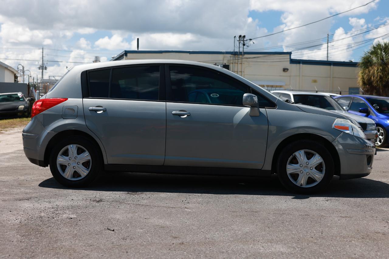 Nissan Versa 1.8 S Hatchback 2012