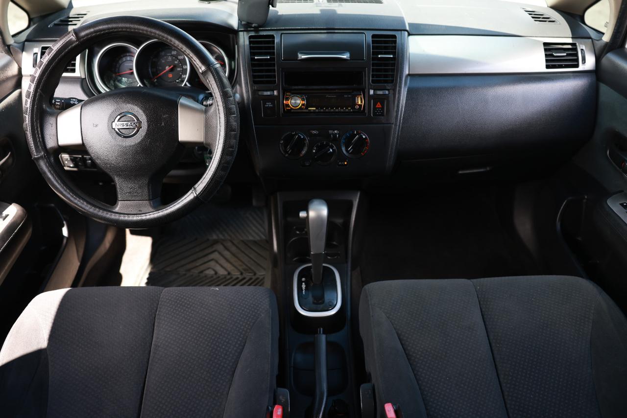 Nissan Versa 1.8 S Hatchback 2012