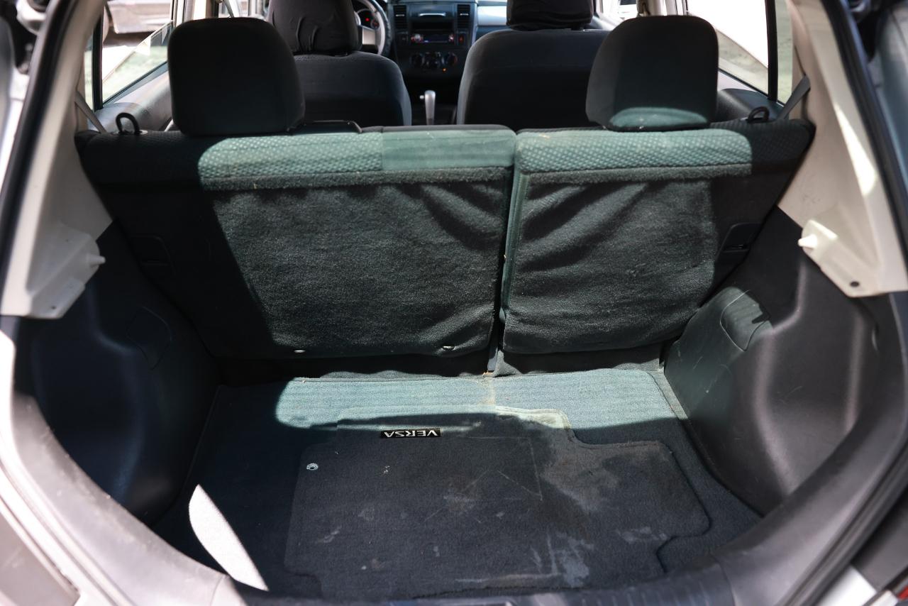 Nissan Versa 1.8 S Hatchback 2012