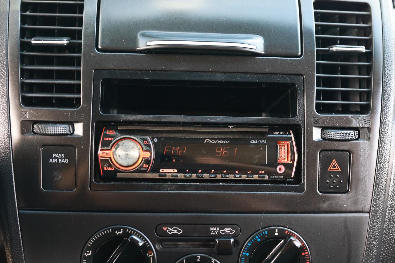 Nissan Versa 1.8 S Hatchback 2012
