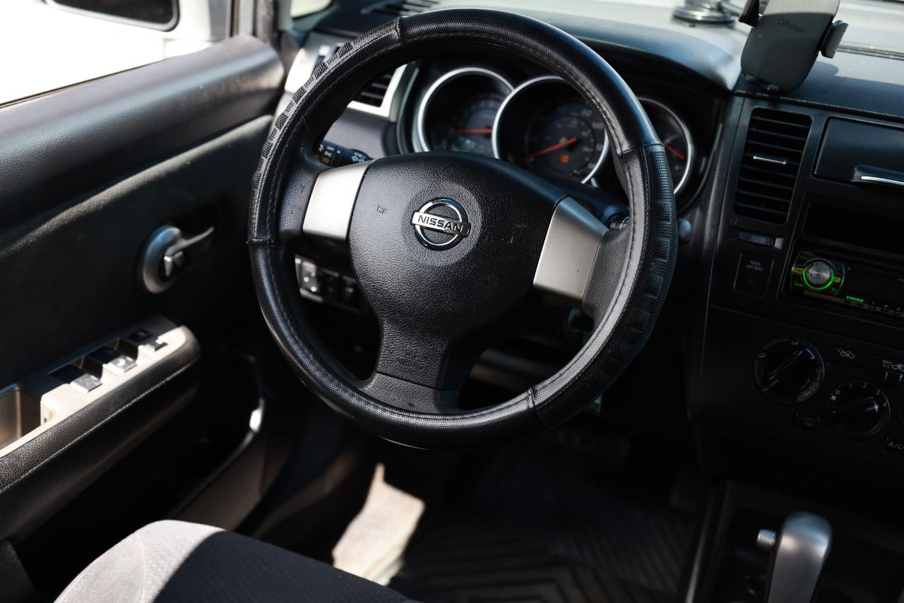 Nissan Versa 1.8 S Hatchback 2012