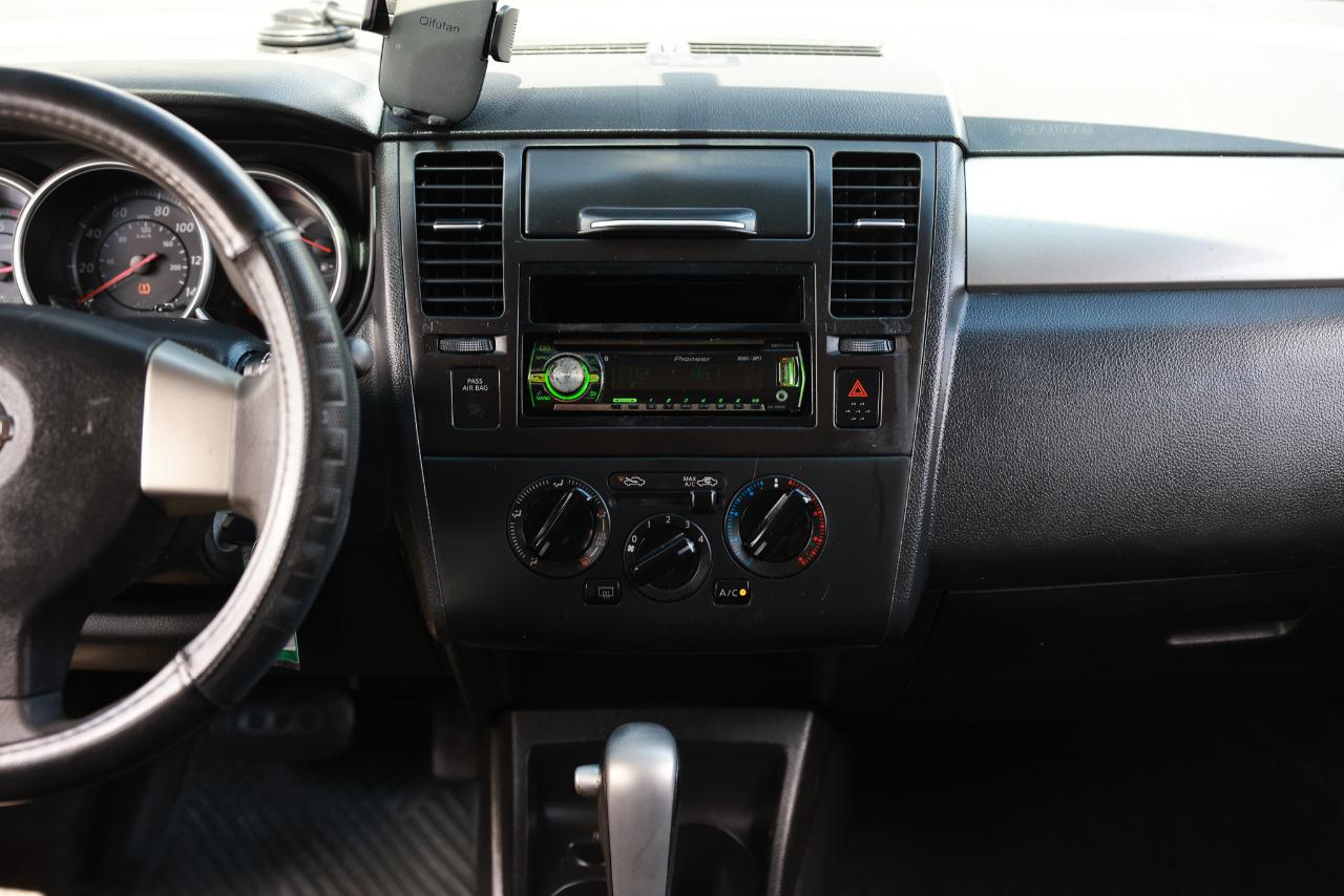 Nissan Versa 1.8 S Hatchback 2012