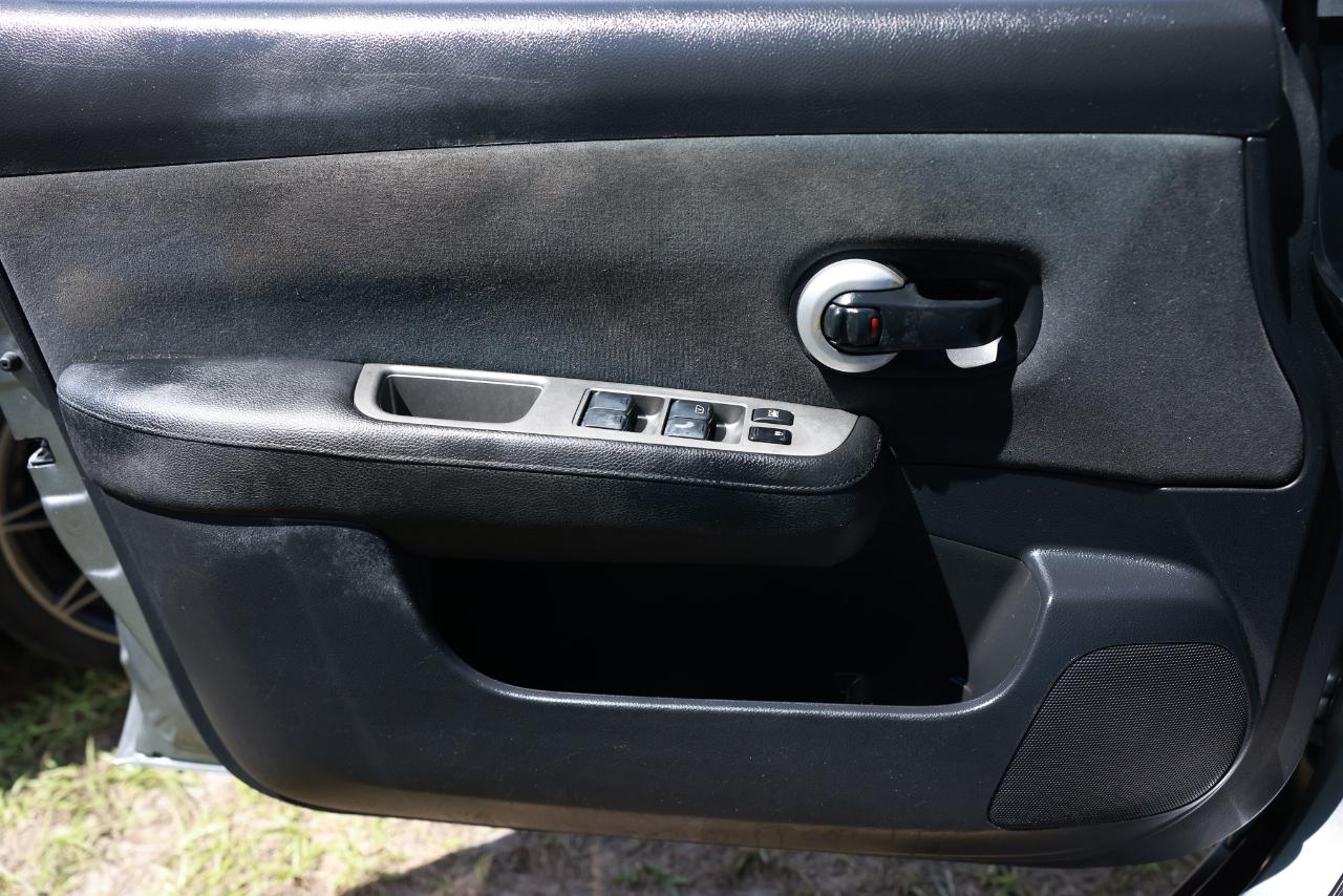 Nissan Versa 1.8 S Hatchback 2012