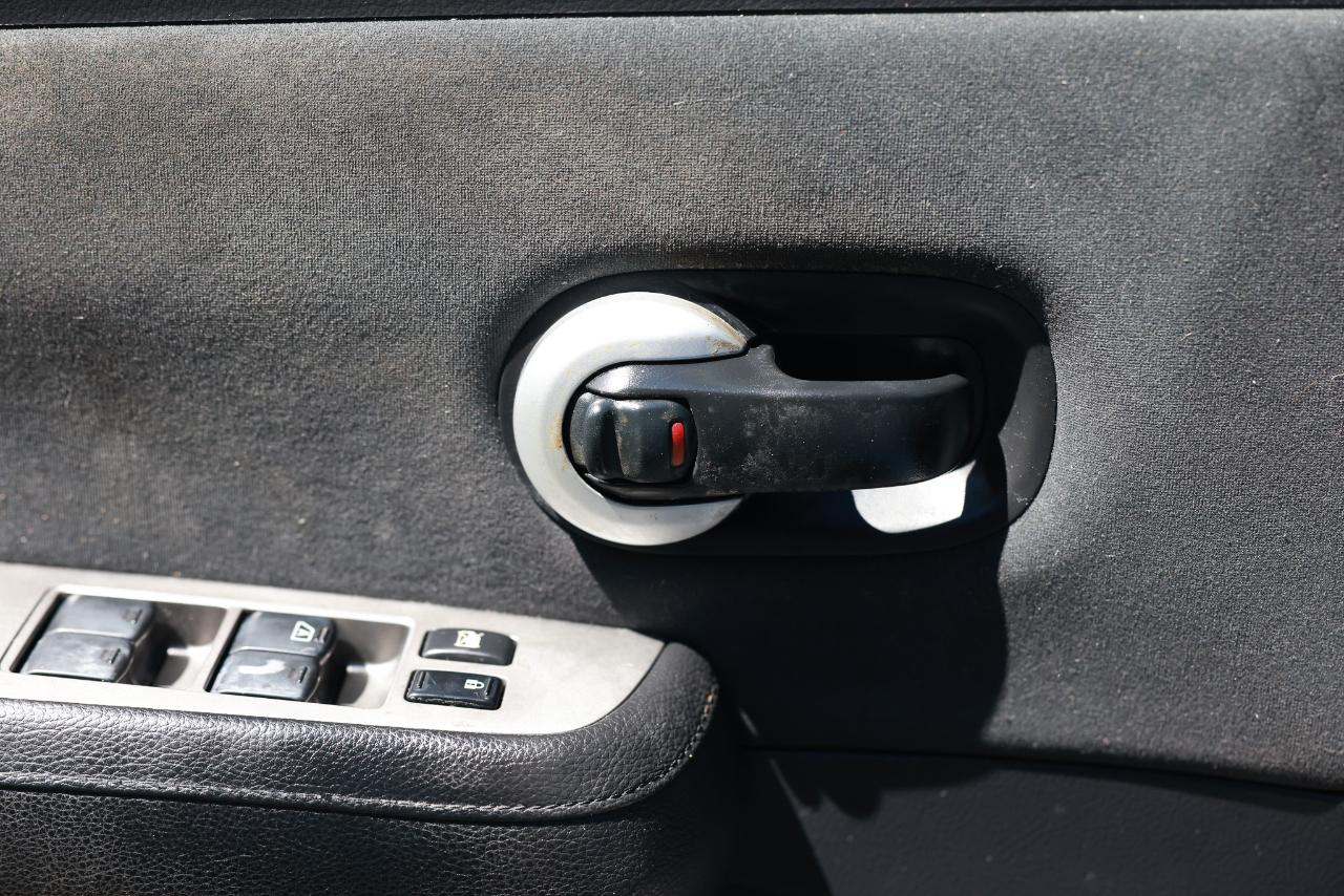 Nissan Versa 1.8 S Hatchback 2012