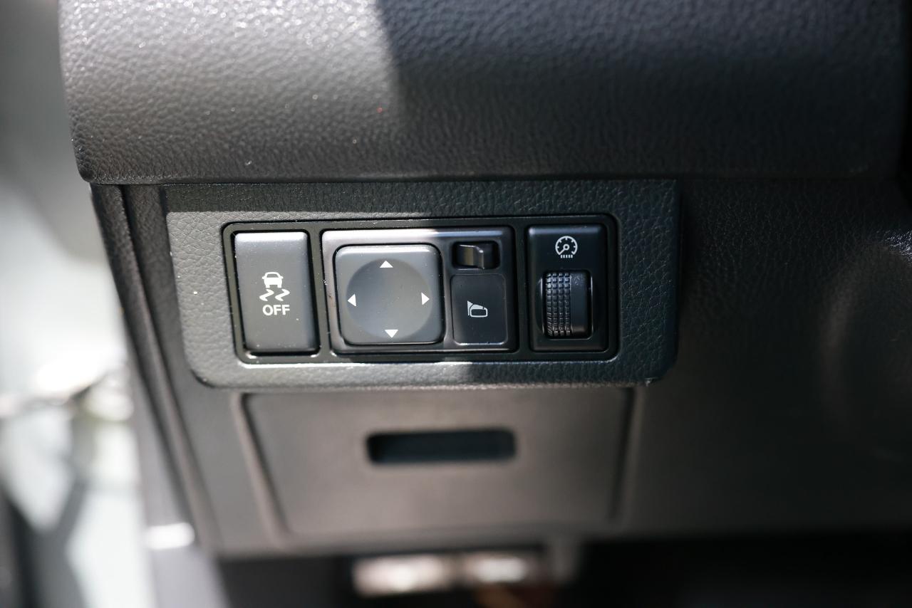 Nissan Versa 1.8 S Hatchback 2012