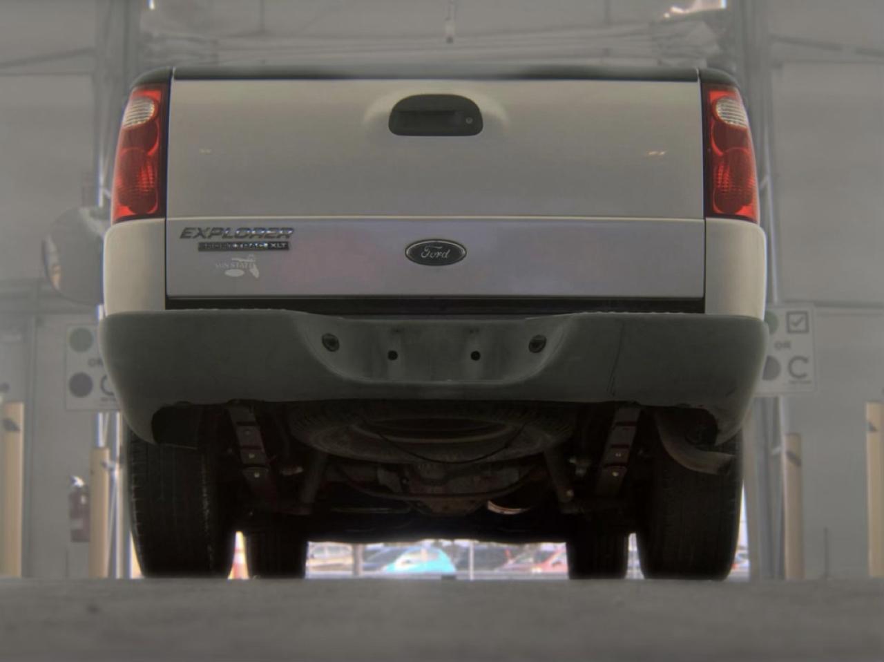 Ford Explorer Sport Trac XLS 2WD 2004