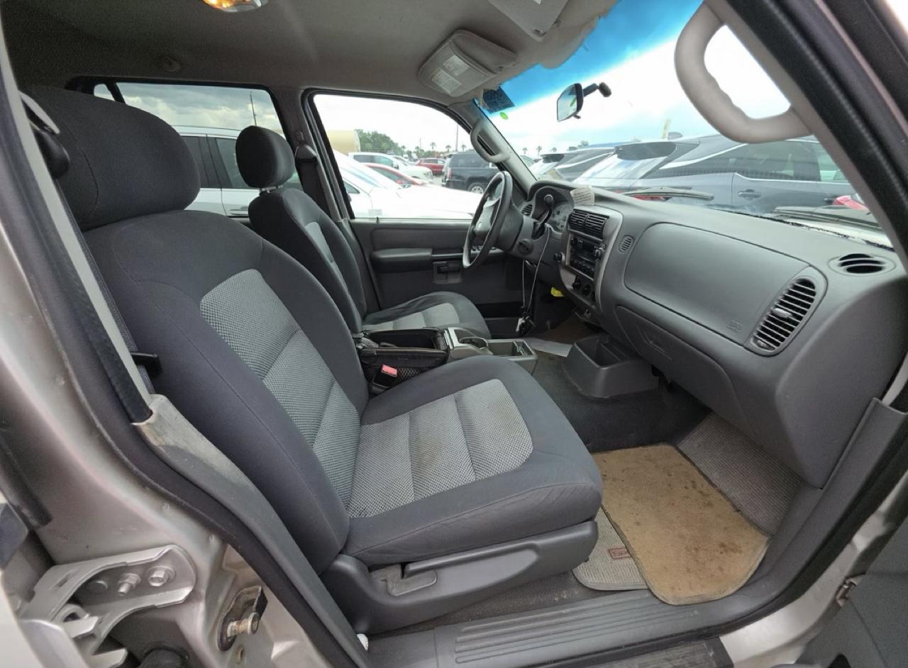 Ford Explorer Sport Trac XLS 2WD 2004