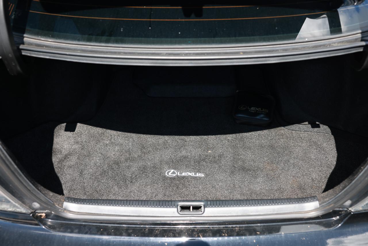 Lexus IS 300 5-Speed Sedan 2003