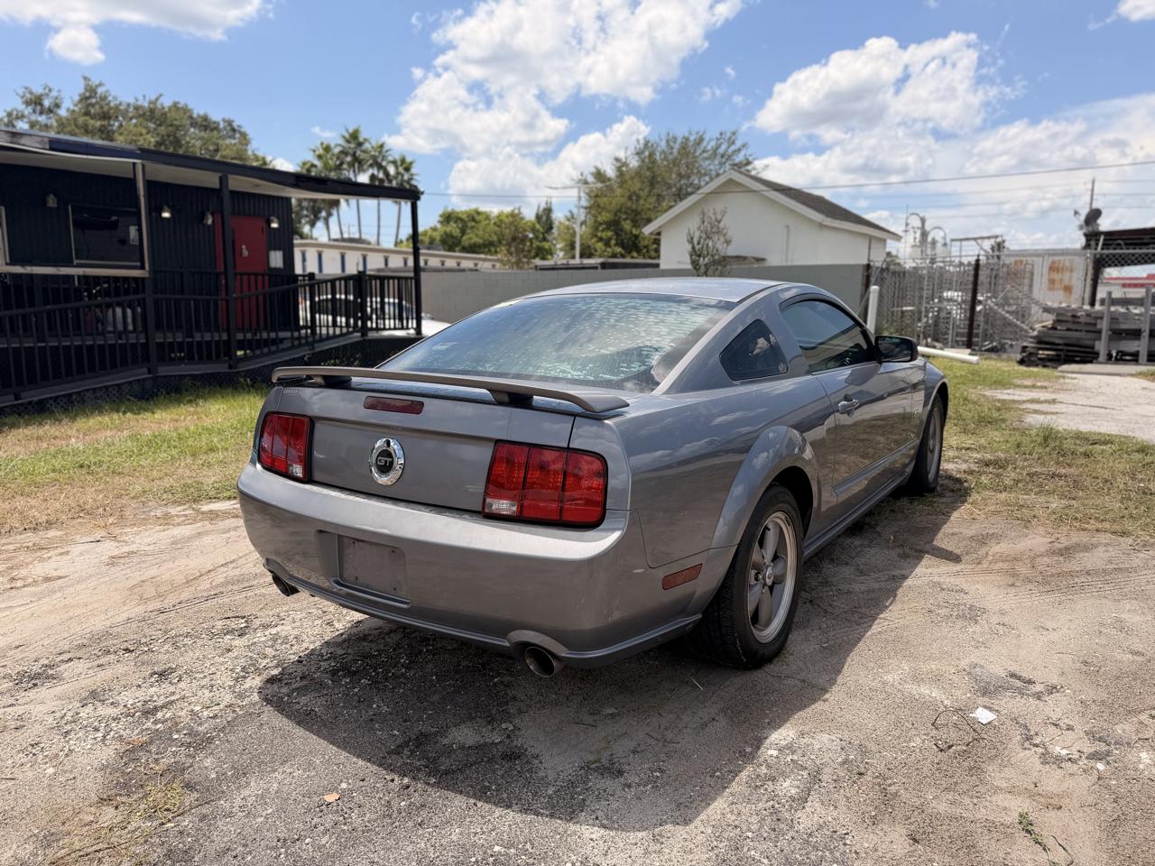 Ford Mustang GT Deluxe Coupe 2006