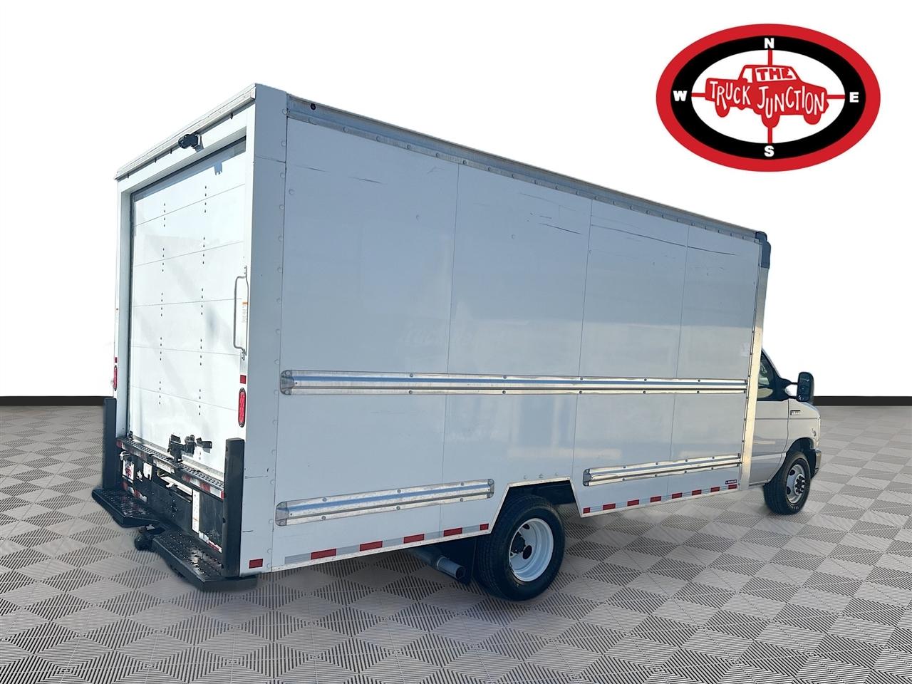 Ford E-Series Cutaway E-350 SRW 138" WB 2022