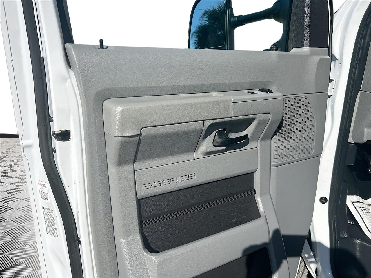 Ford E-Series Cutaway E-350 SRW 138" WB 2022