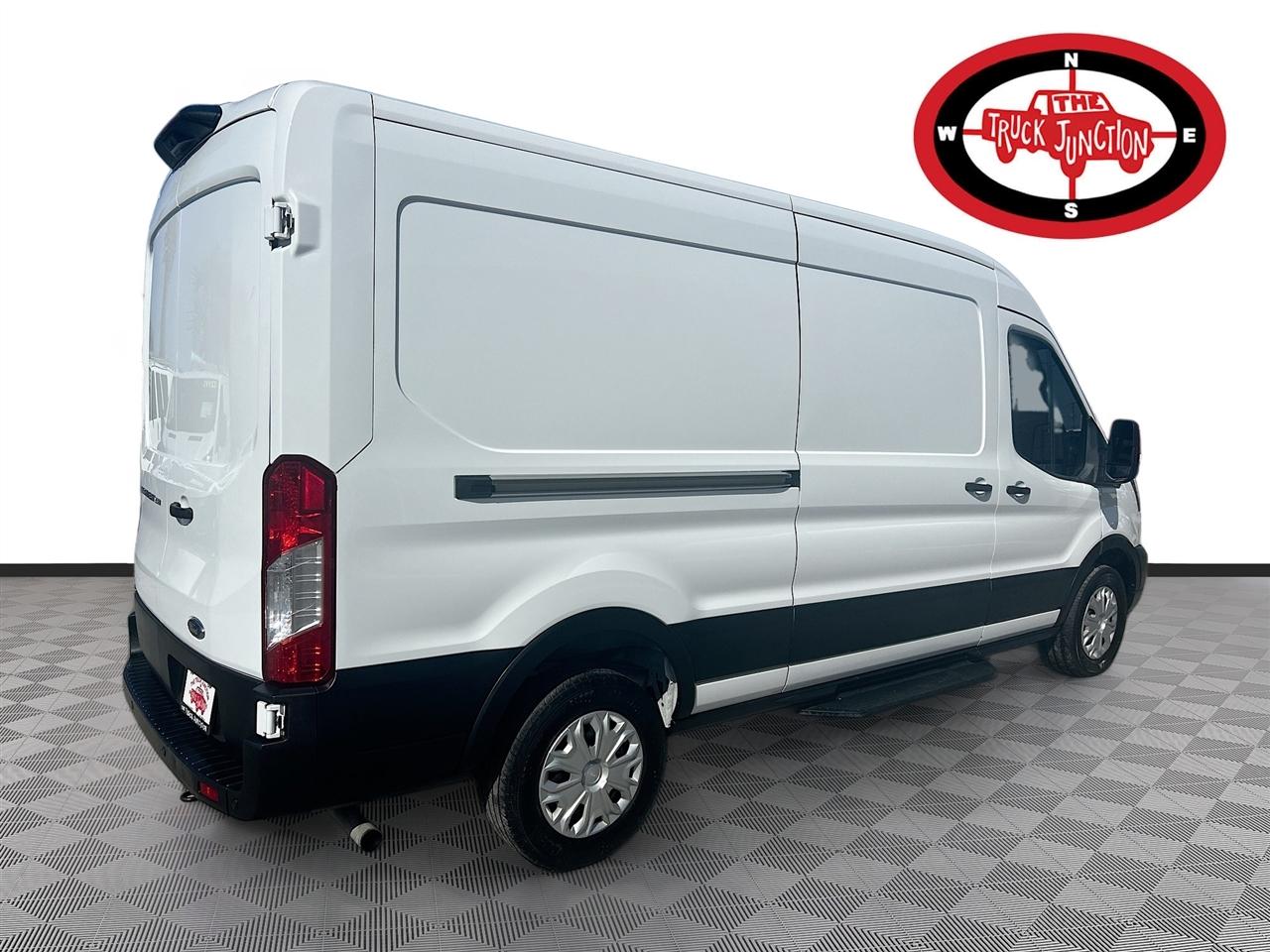 Ford Transit Cargo Van T-250 130" Med Rf 9070 GVWR RWD 2023