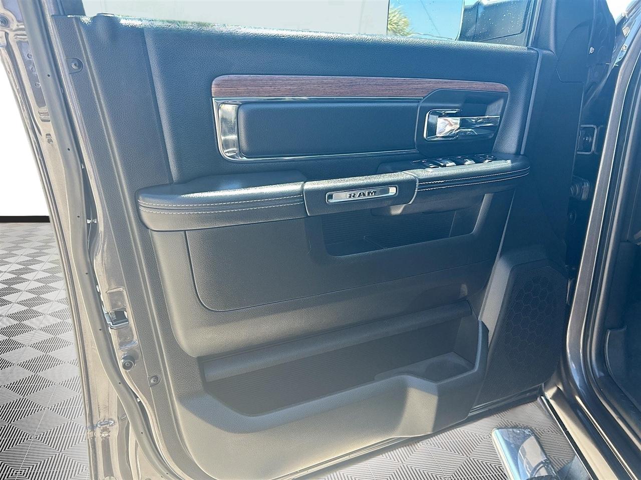 RAM 3500 Laramie 4x4 Crew Cab 8' Box 2018