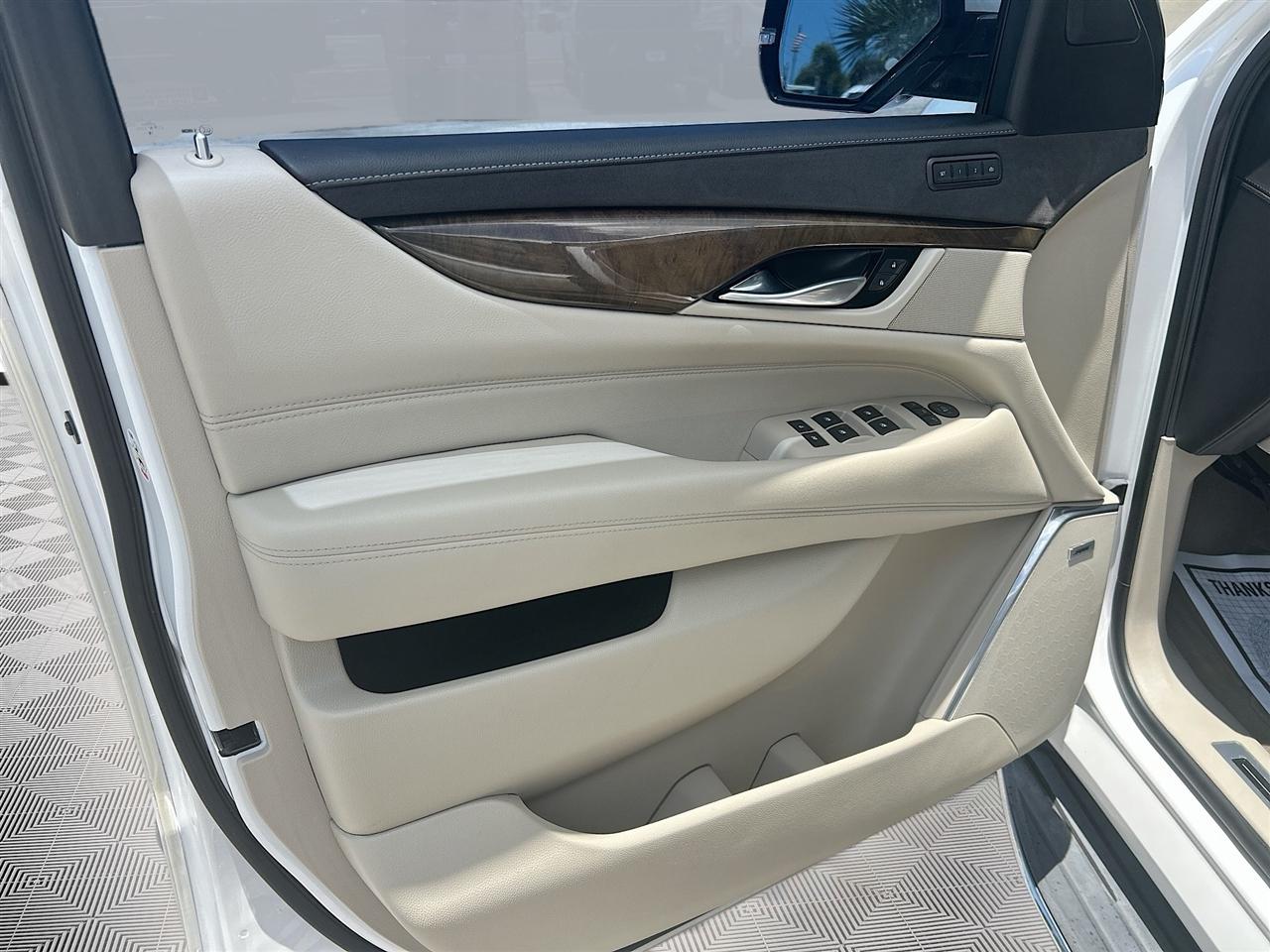 Cadillac Escalade 2WD 4dr Luxury 2019