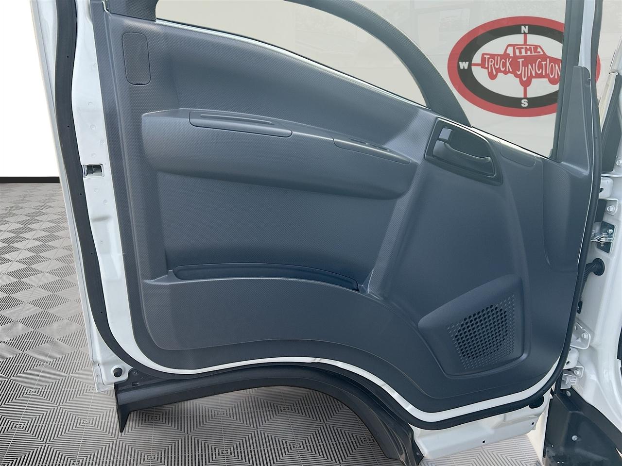 Chevrolet 5500XD LCF Diesel 2WD Reg Cab 132.5" 2023