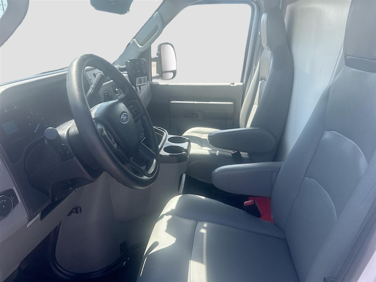 Ford E-Series Cutaway E-350 SRW 138" WB 2023
