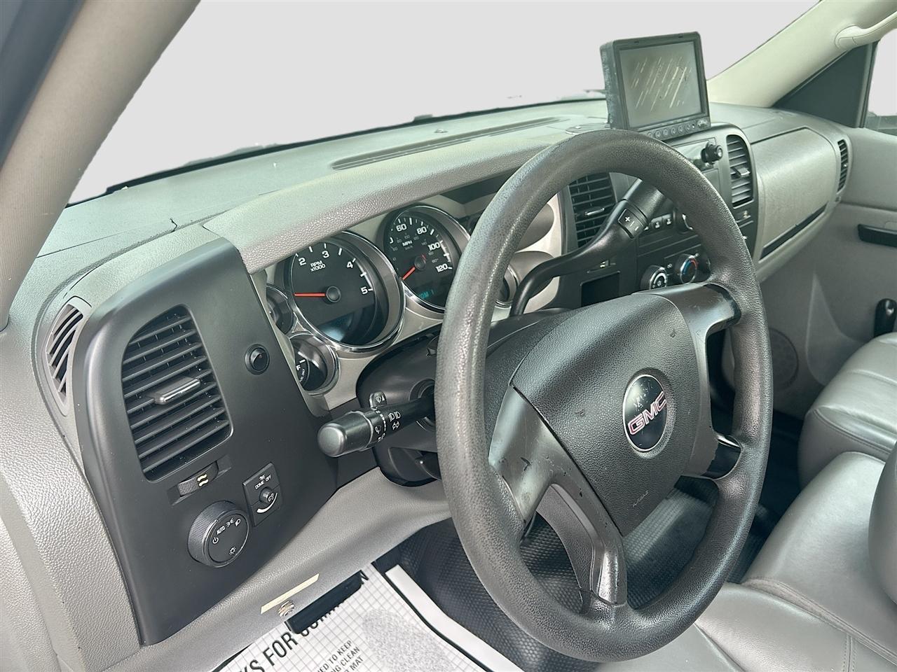 GMC Sierra 3500HD 2WD Reg Cab 137.5" WB, 59.8" CA WT 2011