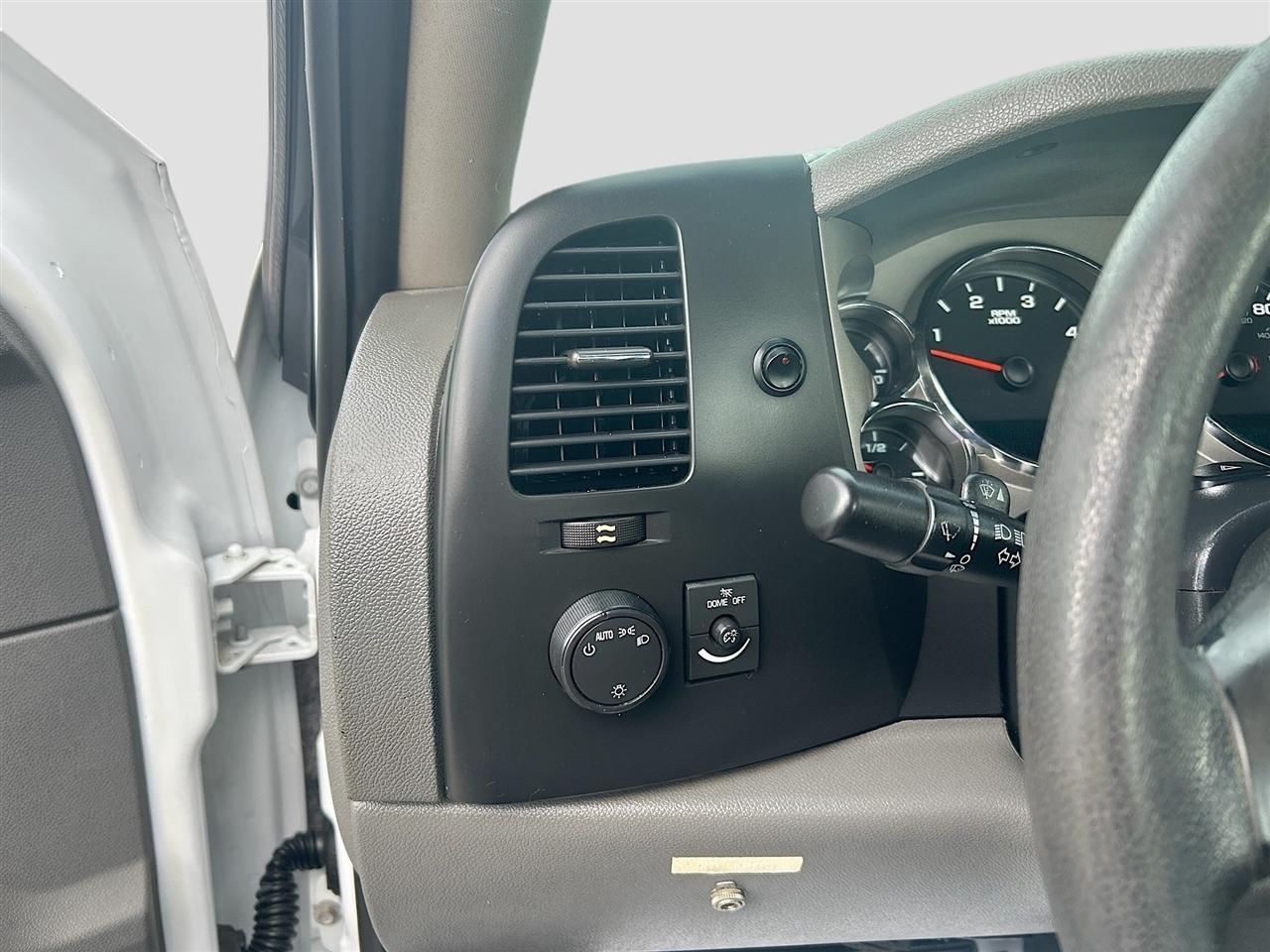 GMC Sierra 3500HD 2WD Reg Cab 137.5" WB, 59.8" CA WT 2011