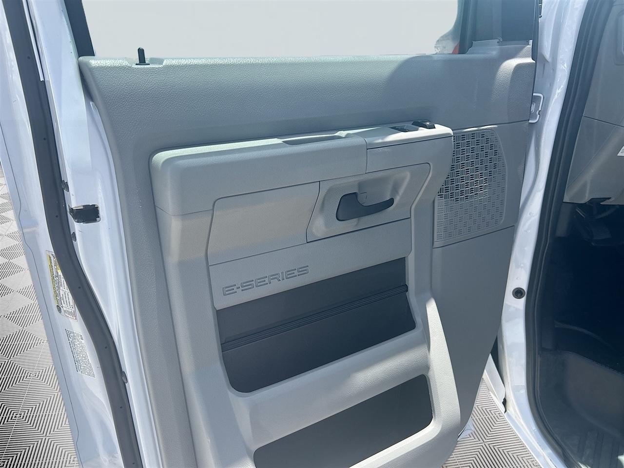 Ford E-Series Cutaway E-350 SRW 138" WB 2023