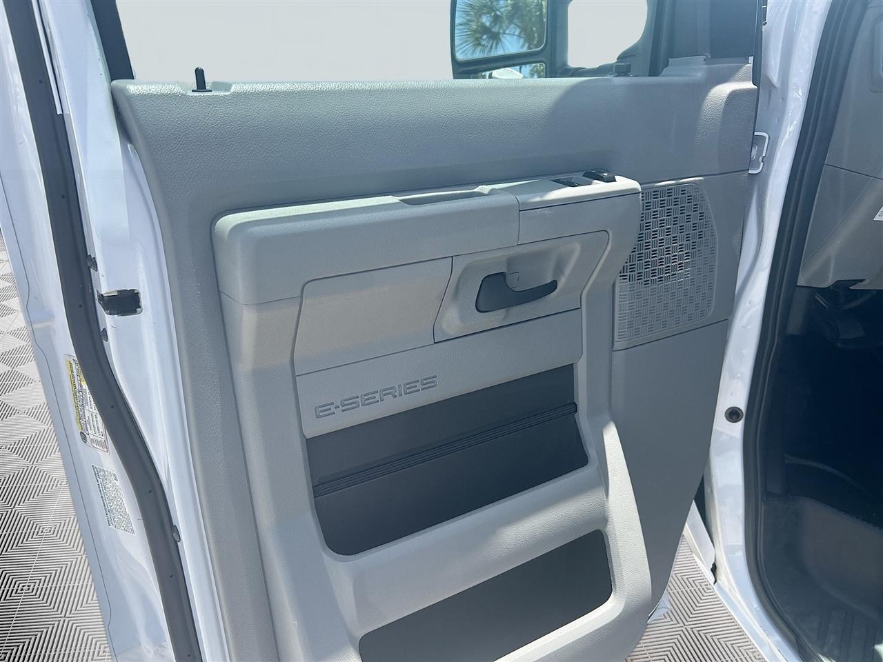 Ford E-Series Cutaway E-350 SRW 138" WB 2023