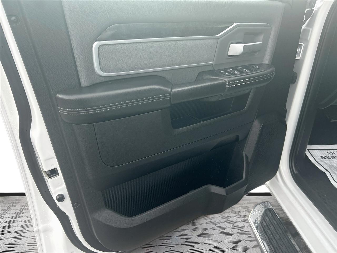RAM 2500 Big Horn 4x4 Crew Cab 8' Box 2021