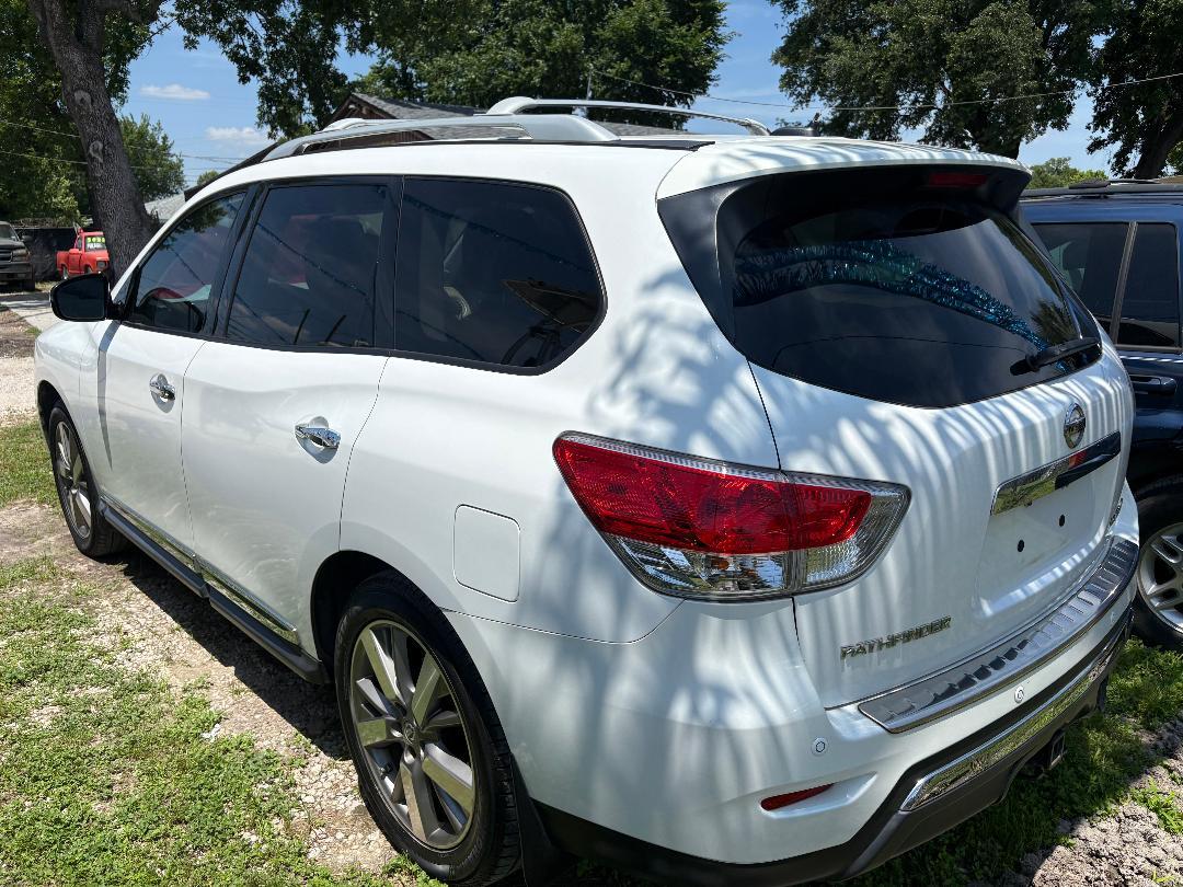 Nissan Pathfinder LE 2WD 2013