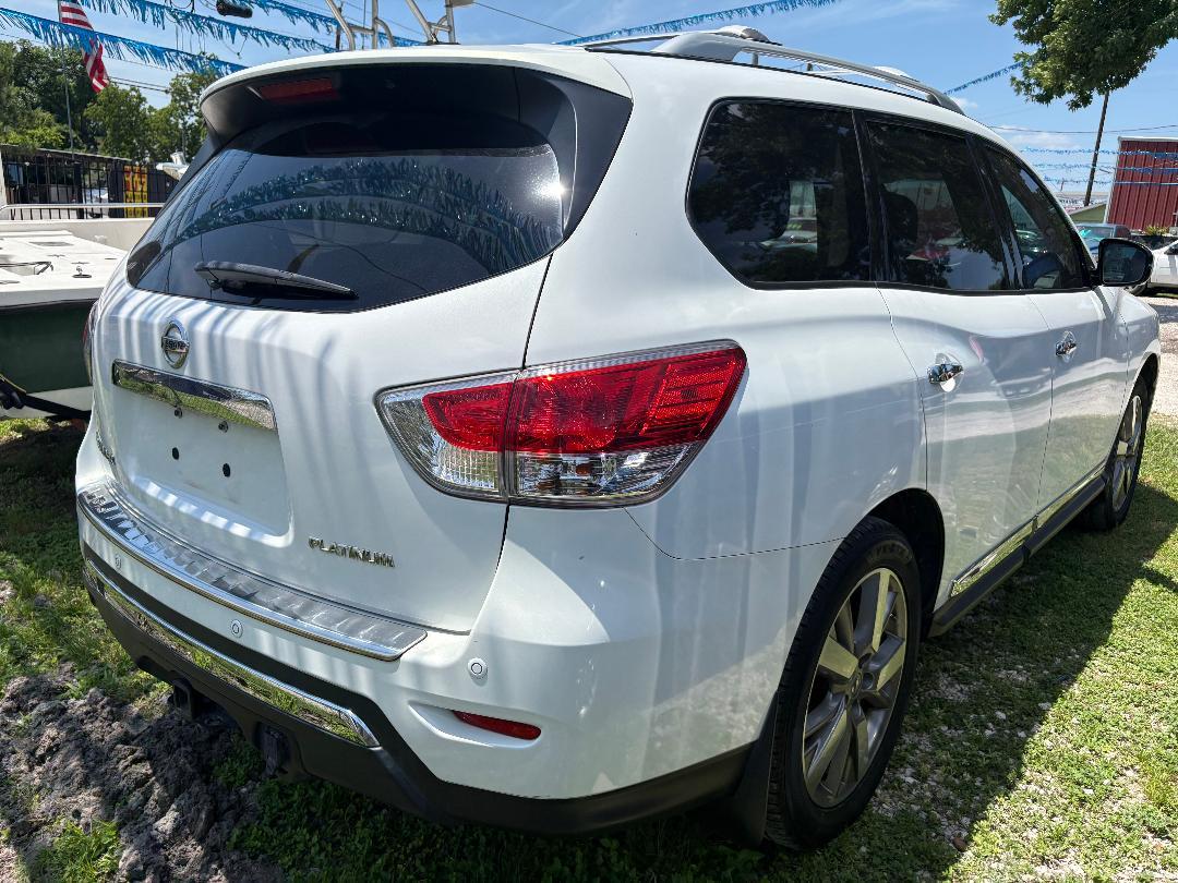 Nissan Pathfinder LE 2WD 2013