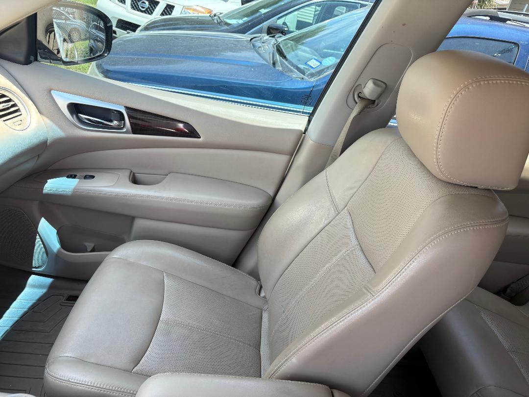 Nissan Pathfinder LE 2WD 2013