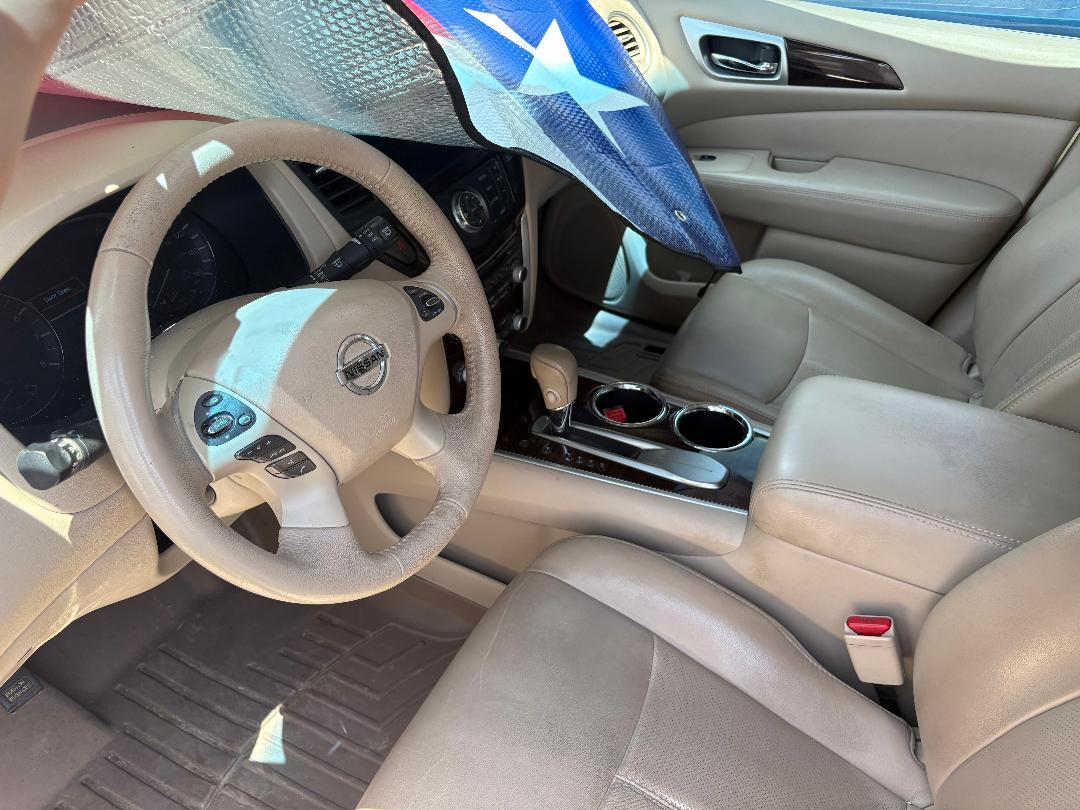 Nissan Pathfinder LE 2WD 2013