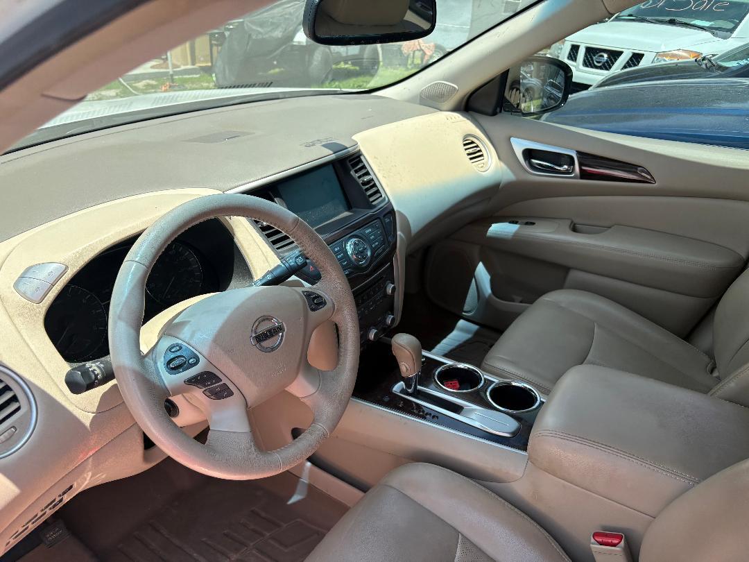 Nissan Pathfinder LE 2WD 2013