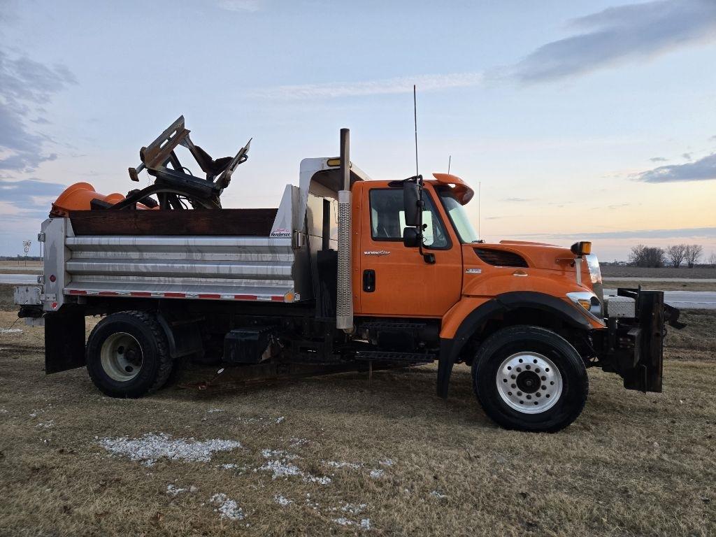International 7400  2013