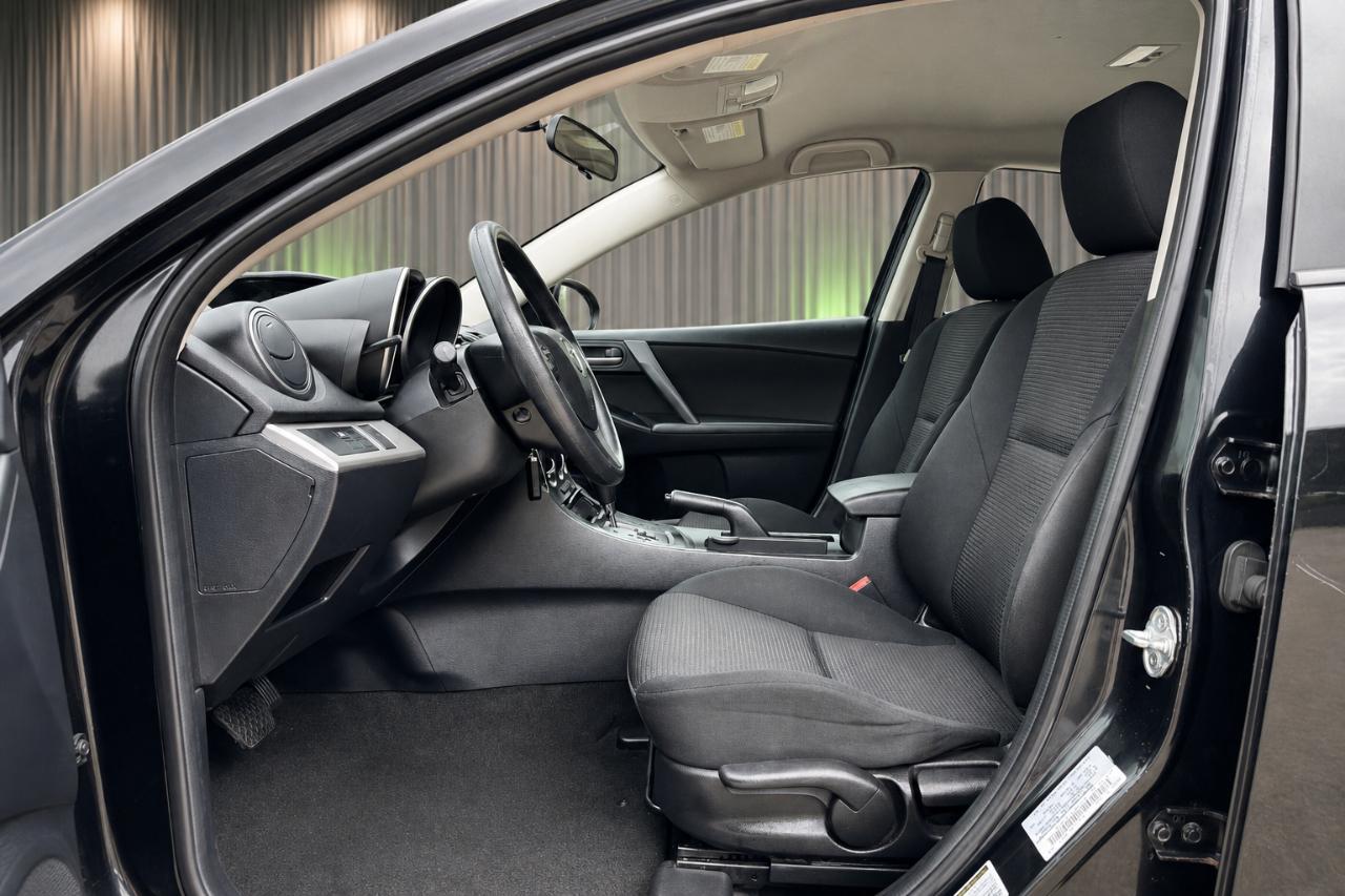 Mazda MAZDA3 i SV AT 4-Door 2013