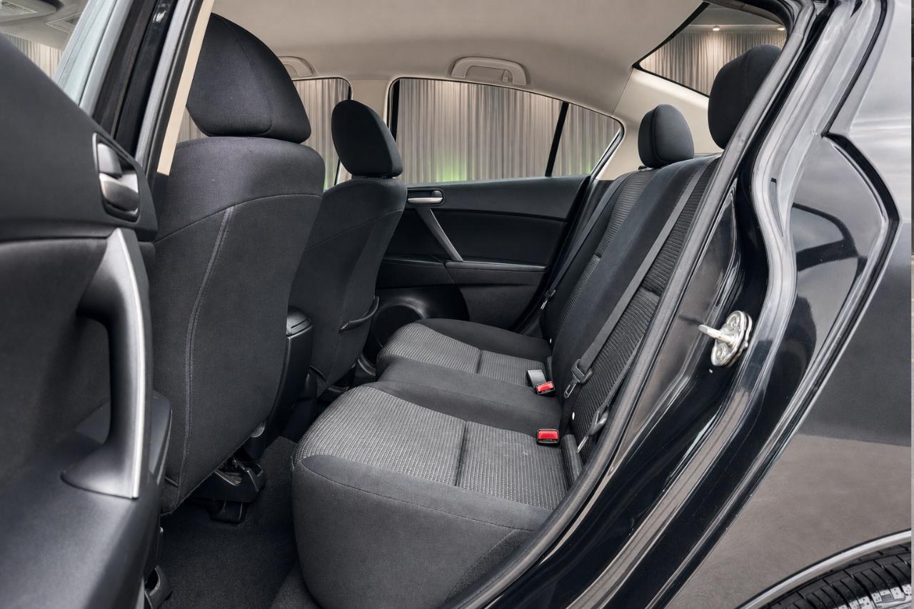 Mazda MAZDA3 i SV AT 4-Door 2013