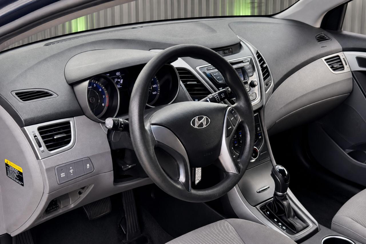 Hyundai Elantra SE 6AT 2015