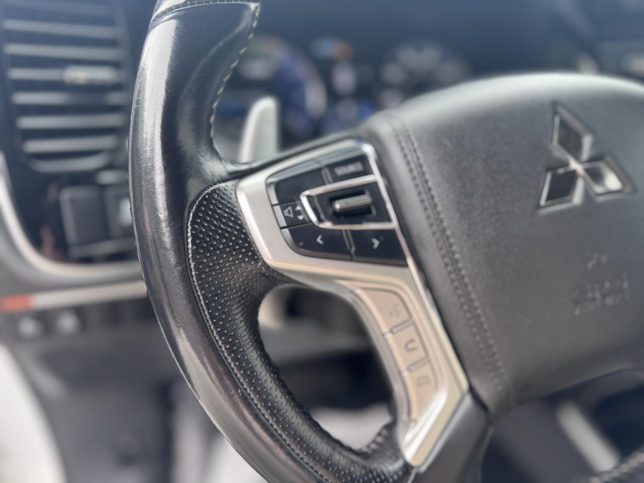 Mitsubishi Outlander PHEV SEL S-AWC 2022