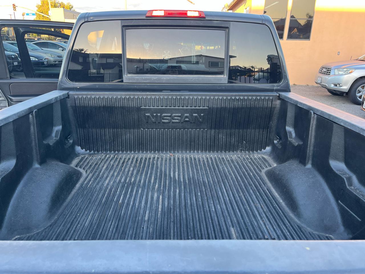 Nissan Titan LE Crew Cab 2WD SWB 2010