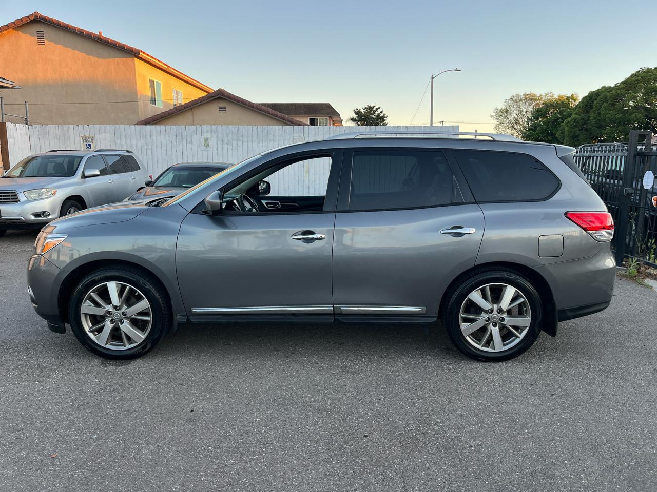 Nissan Pathfinder SV 2WD 2015