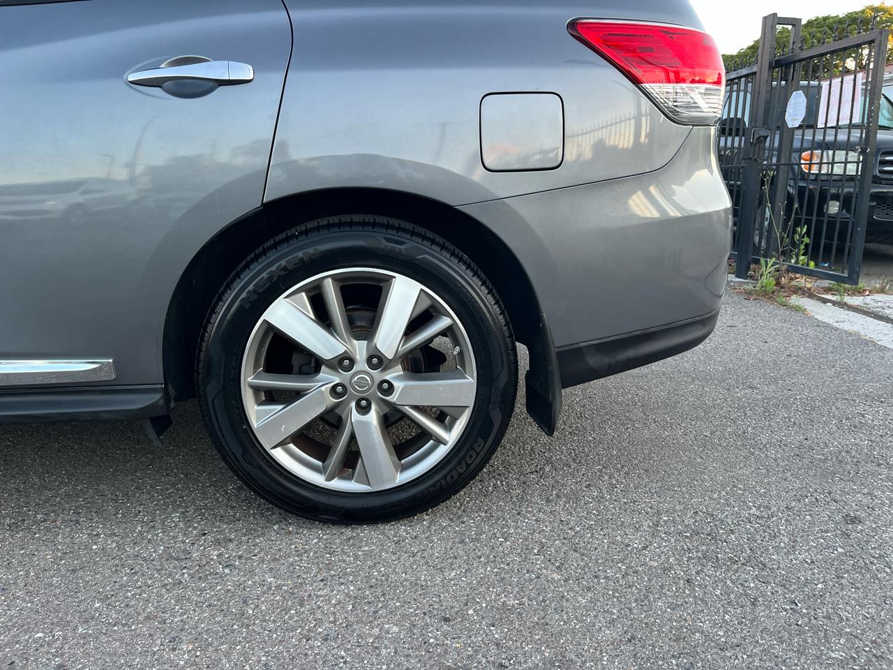 Nissan Pathfinder SV 2WD 2015