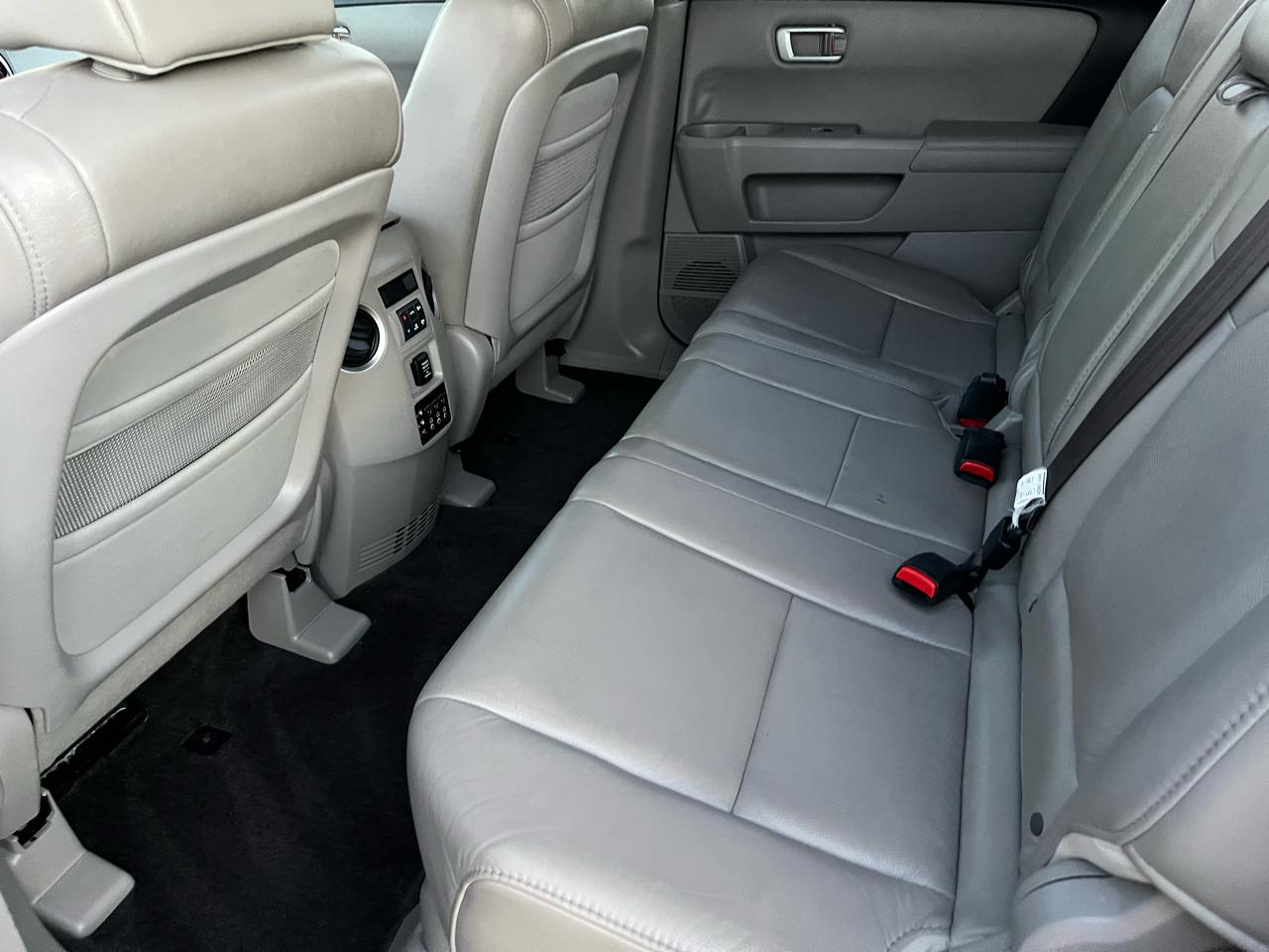 Honda Pilot Touring 2WD 5-Spd AT with DVD 2011