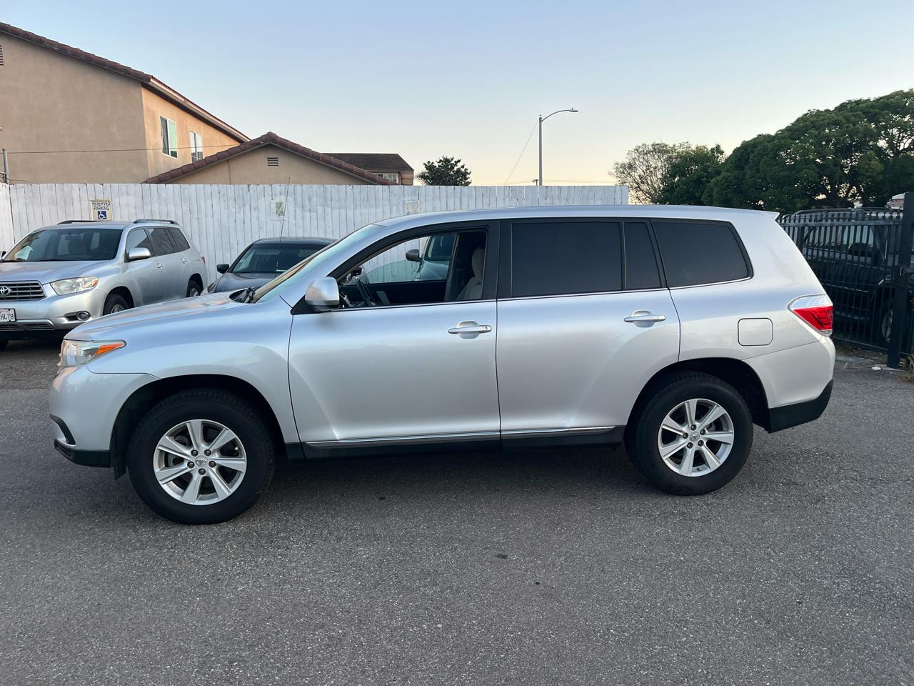 Toyota Highlander Base 2WD I4 2012