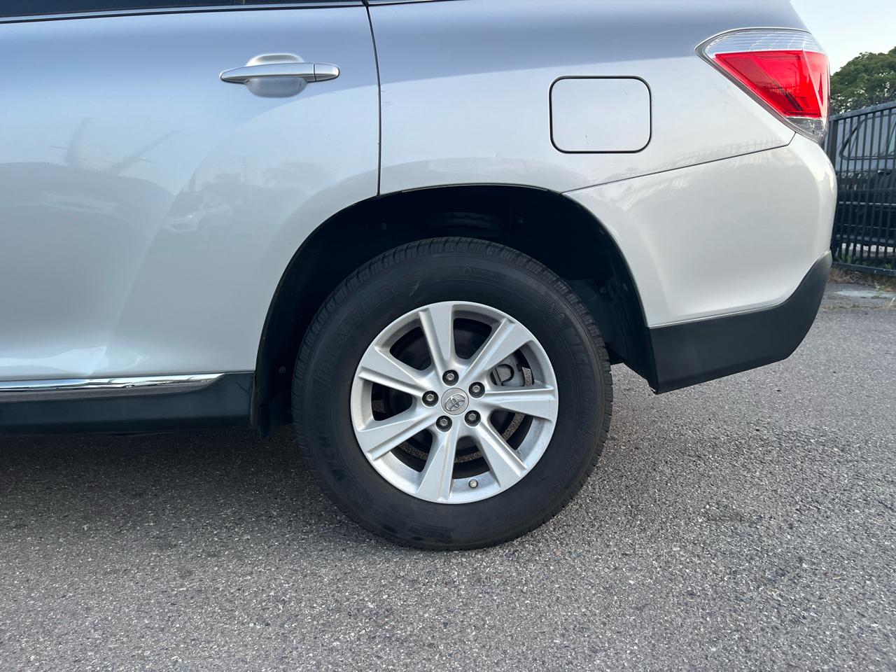 Toyota Highlander Base 2WD I4 2012