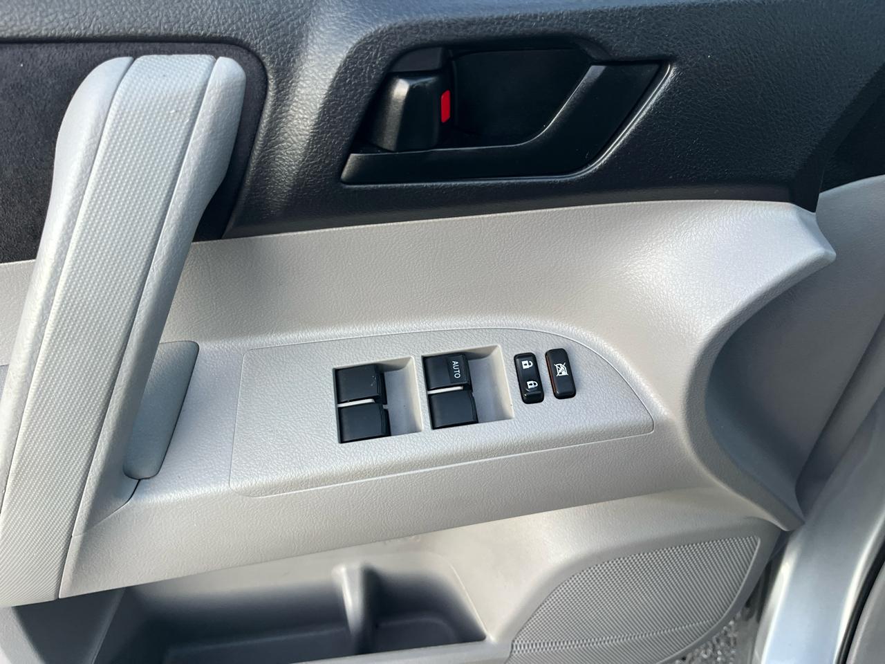 Toyota Highlander Base 2WD I4 2012