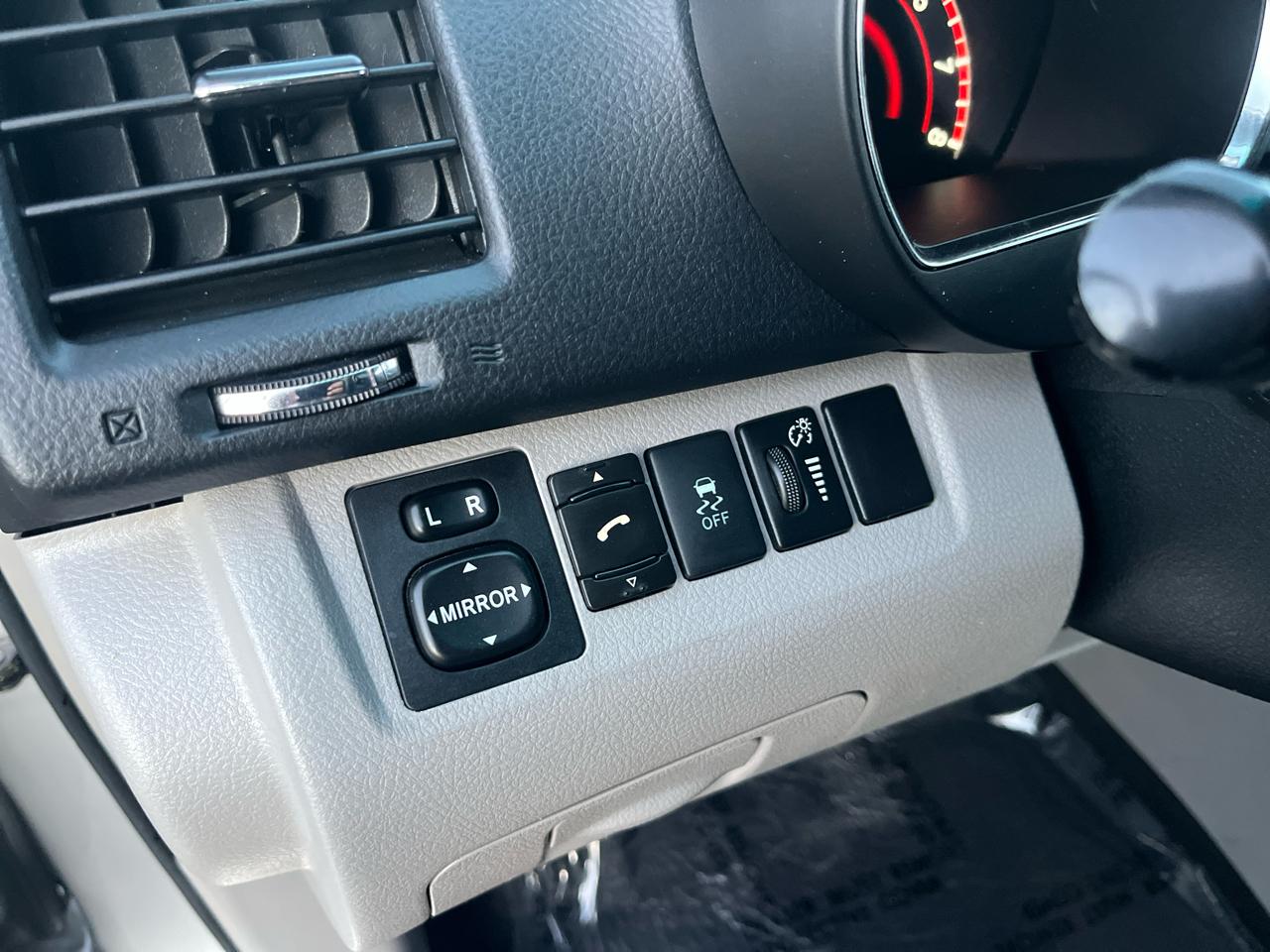 Toyota Highlander Base 2WD I4 2012