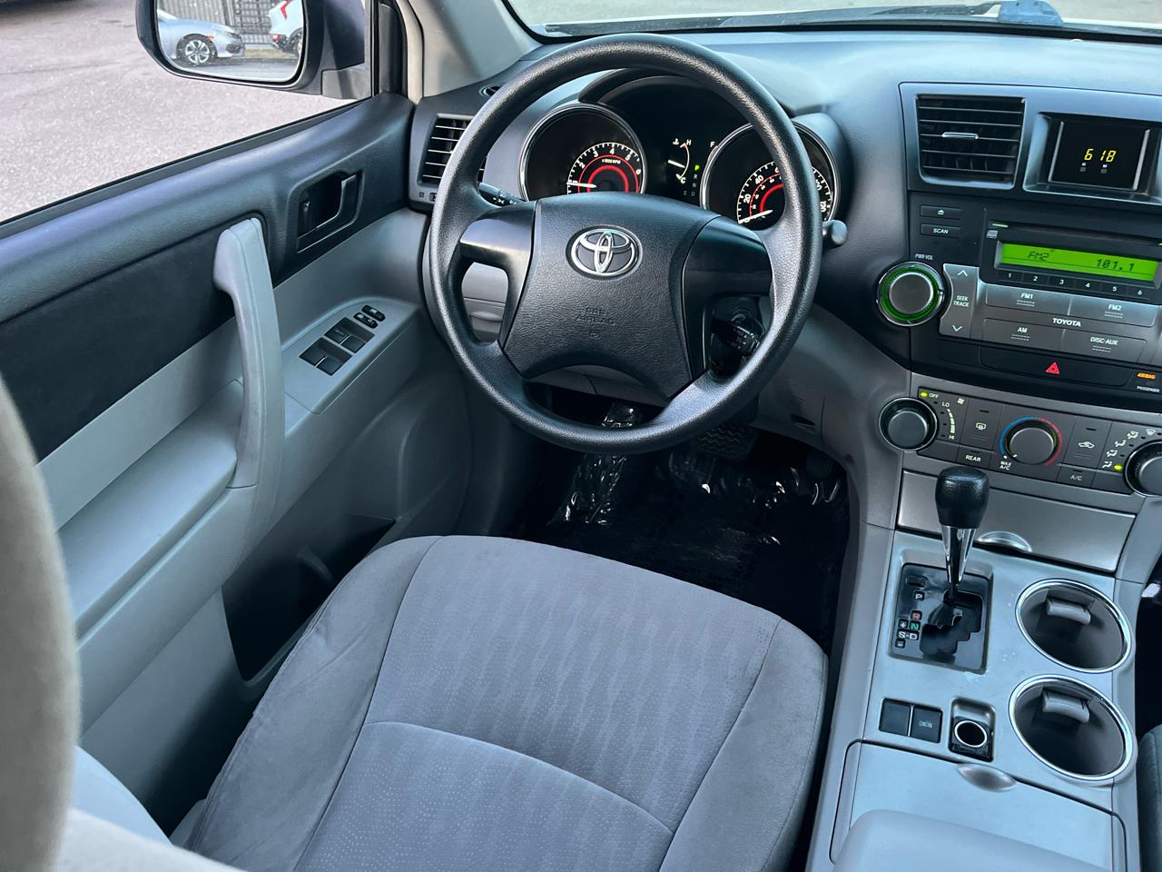 Toyota Highlander Base 2WD I4 2012