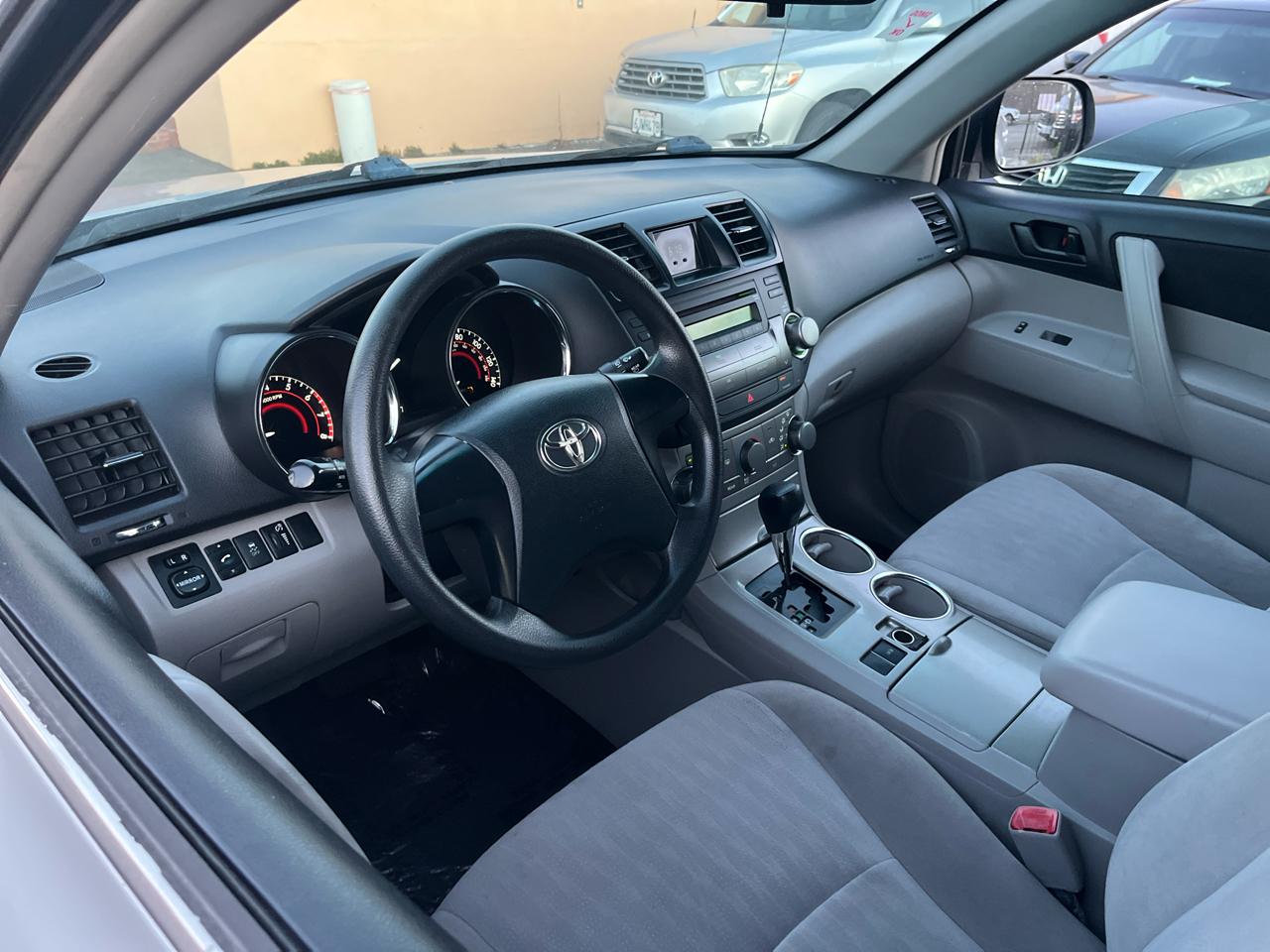 Toyota Highlander Base 2WD I4 2012