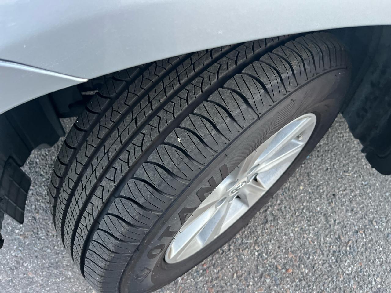 Toyota Highlander Base 2WD I4 2012