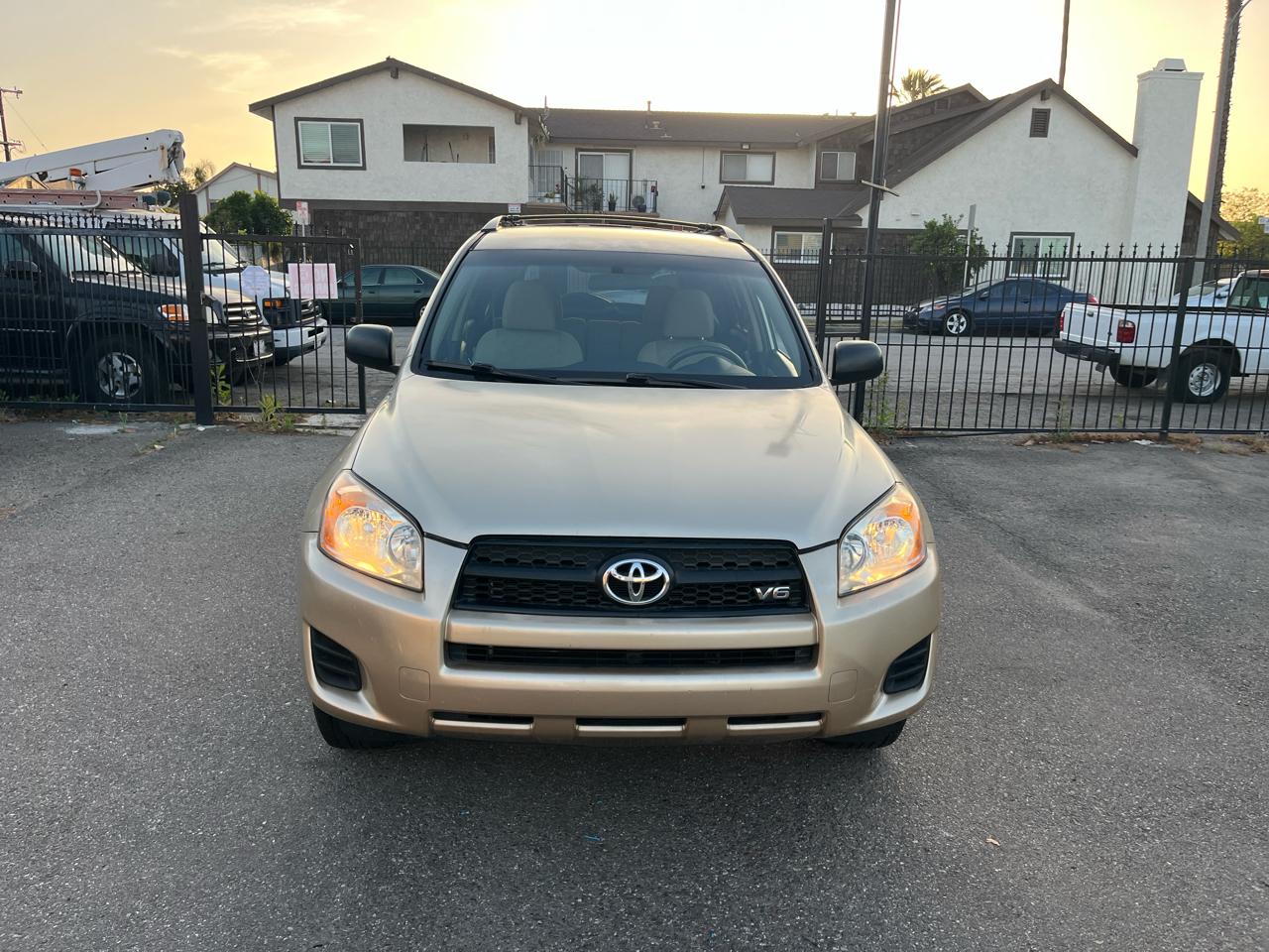 Toyota RAV4 Base V6 2WD 2012