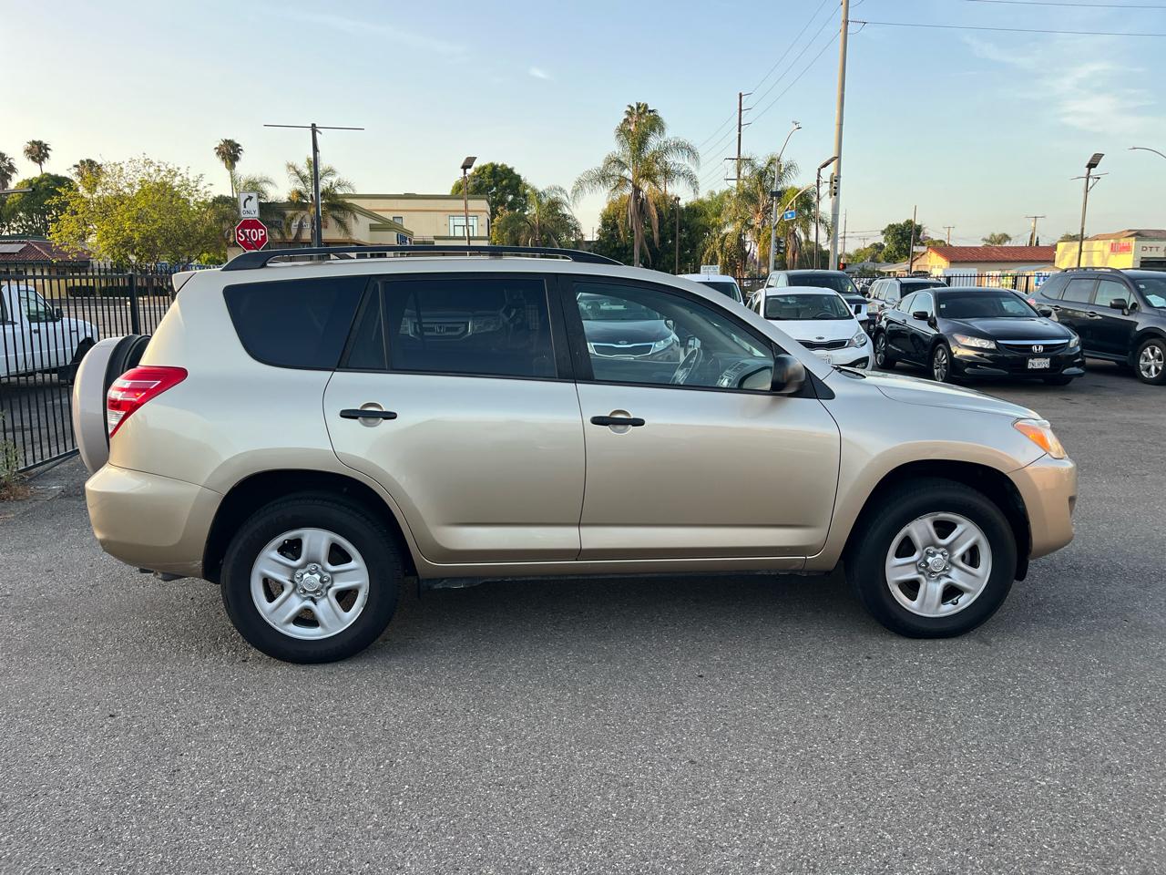 Toyota RAV4 Base V6 2WD 2012