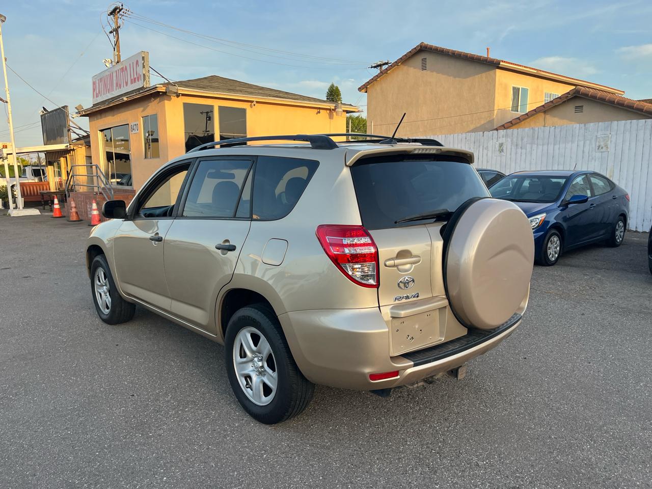 Toyota RAV4 Base V6 2WD 2012