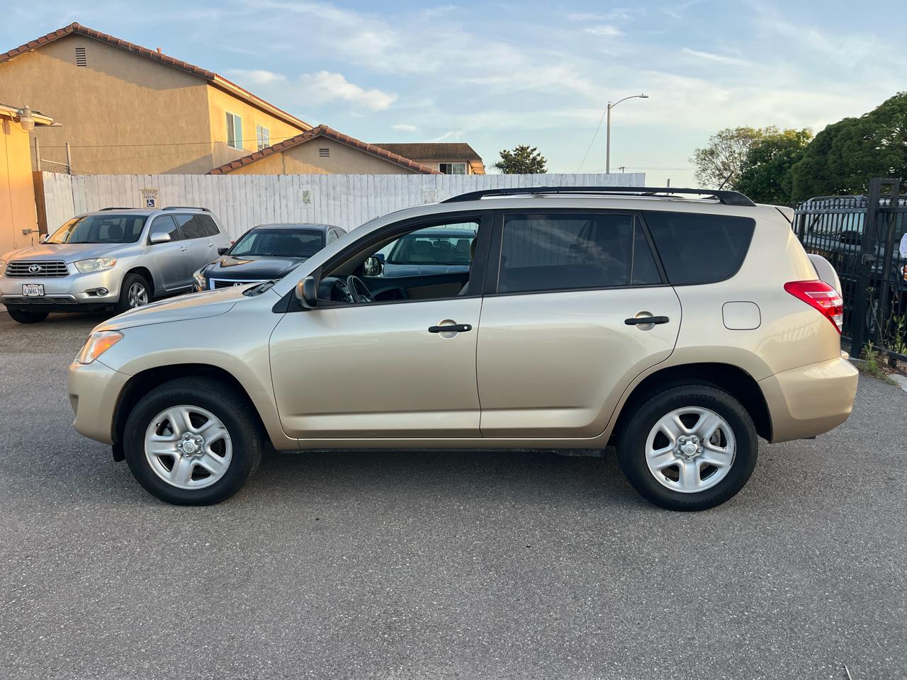 Toyota RAV4 Base V6 2WD 2012